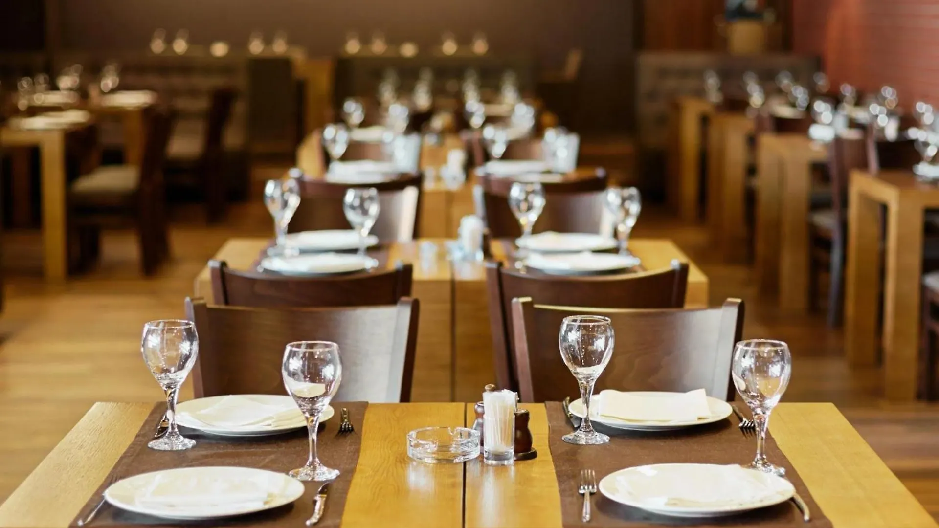 Hotel De Heaven Wood Suites Near Igi Airport New Delhi